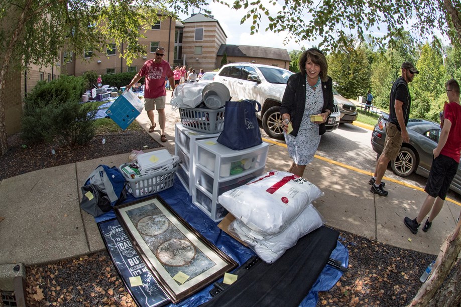 Dr Cathy Carey helps students move in