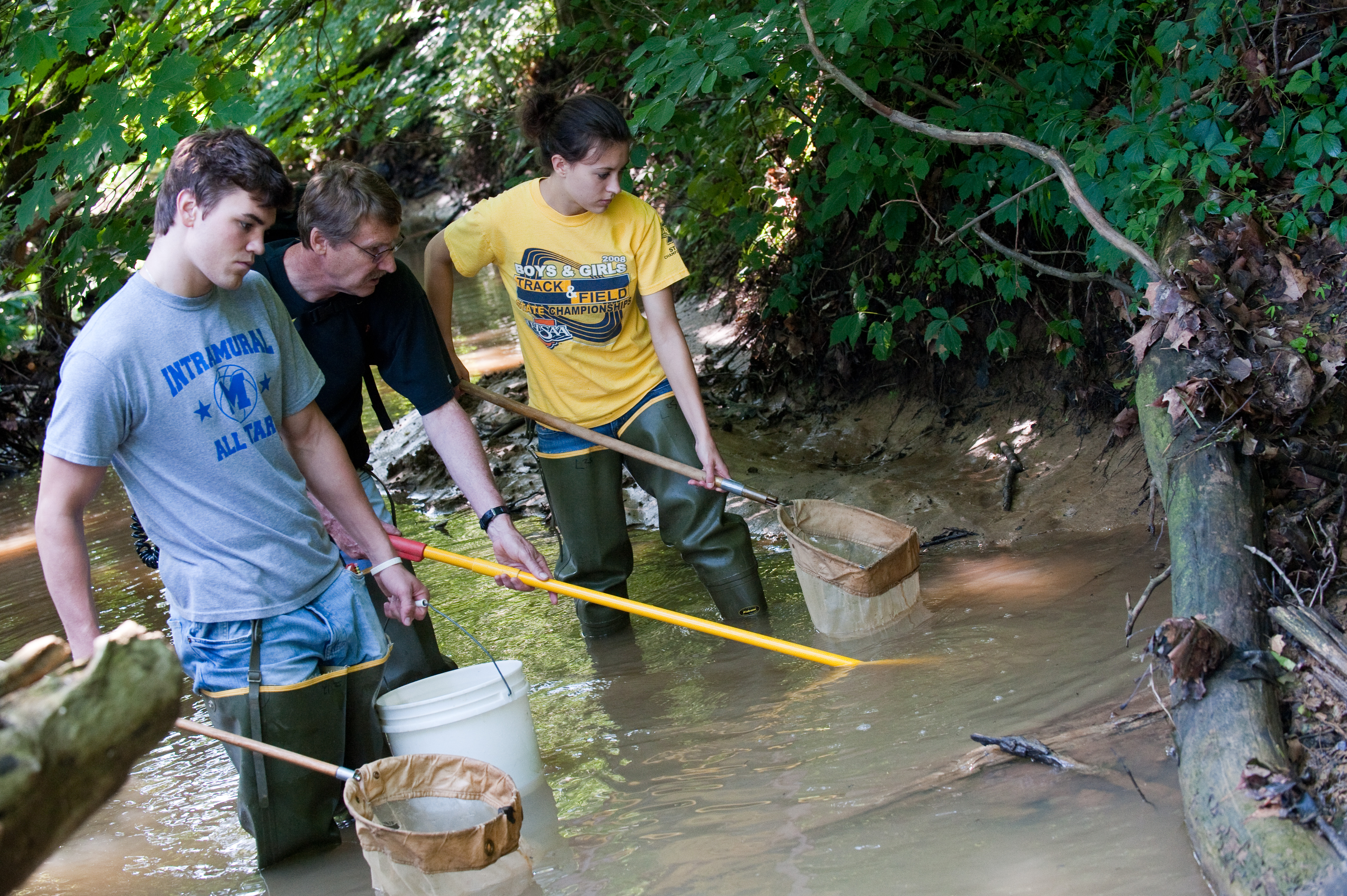 Students work with Dr. Bandoli to humanely collect Fish specimen